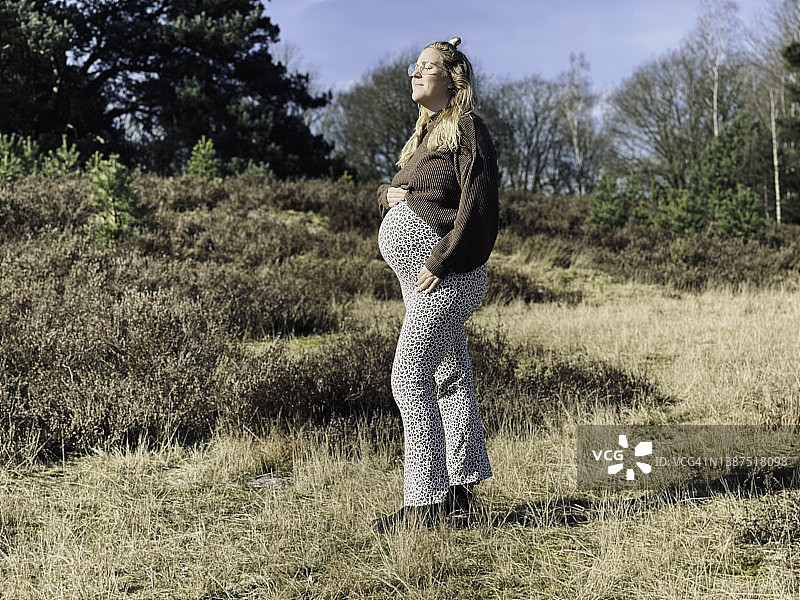 行走中的双胞胎孕妇图片素材