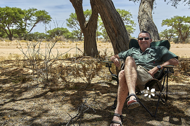 在纳米比亚沙漠景观的树下休息图片素材