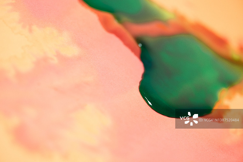 粉色纸张背景，带有水彩和绿色液体的红色和黄色污渍图片素材