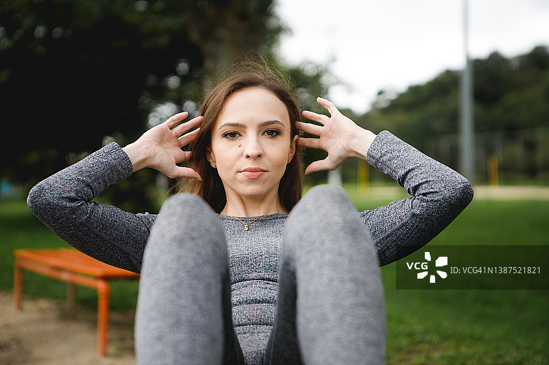 在户外锻炼的女人图片素材