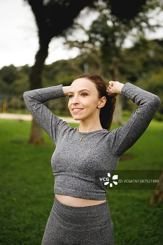 在户外锻炼的女人图片素材