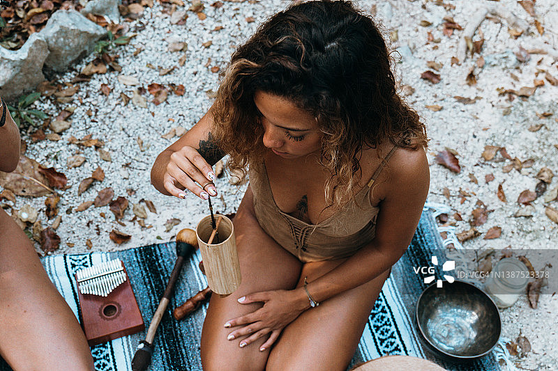 在热带雨林中进行声音疗愈仪式的多种族女性图片素材