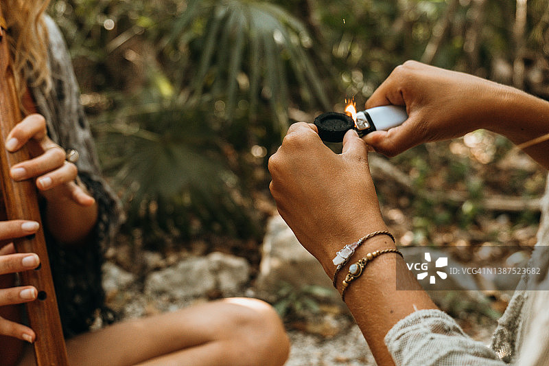 萨满仪式中的两位女性特写镜头图片素材