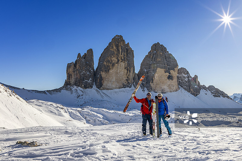 快乐的情侣在冬季完美的一天里进行滑雪旅行图片素材