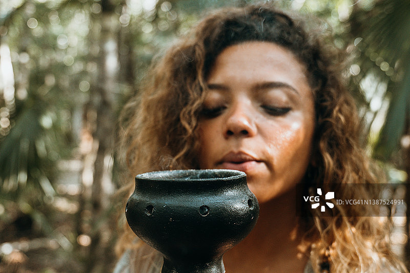 手持香的多民族女性在雨林中图片素材