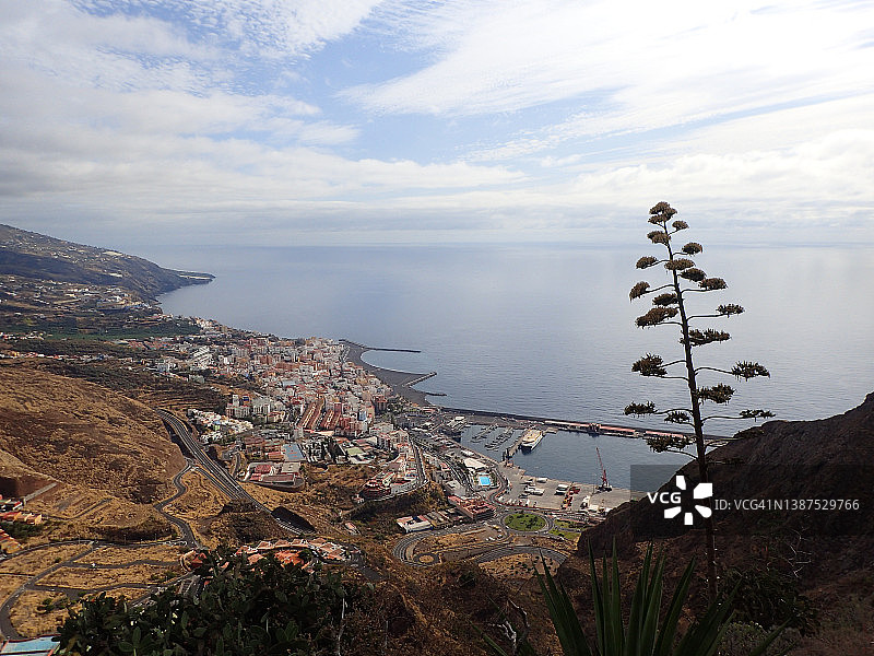 从拉孔塞普西翁观景点欣赏圣克鲁斯-德拉帕尔马市和港口的最佳景色，拉帕尔马岛，加那利群岛图片素材