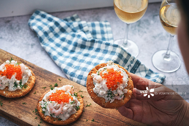 斯卡恩吐司配斯堪的纳维亚虾仁鸡尾酒和鱼籽图片素材
