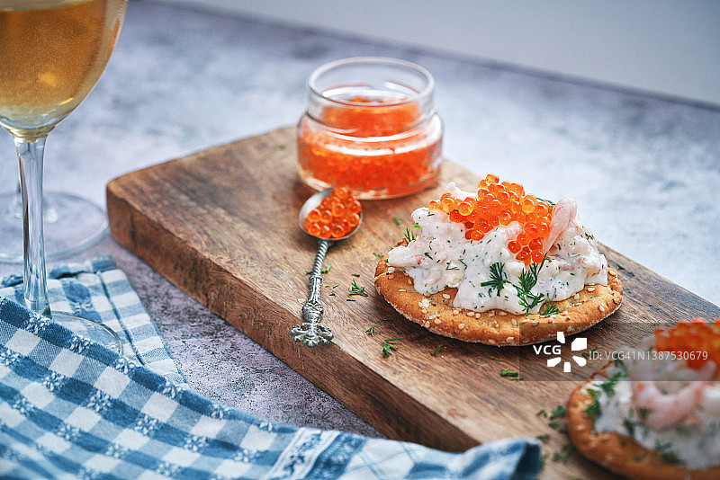 斯卡恩吐司配斯堪的纳维亚虾仁鸡尾酒和鱼籽图片素材