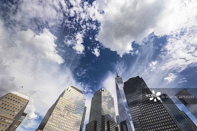 纽约曼哈顿下城布鲁克菲尔德大厦上空的云彩图片素材