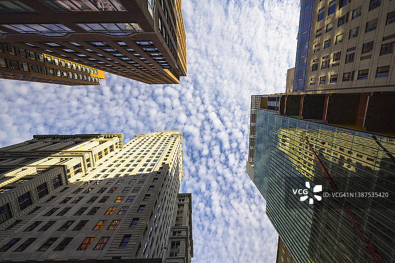 纽约东村建筑上空的卷积云图片素材
