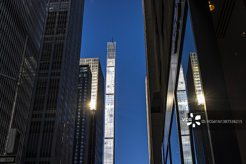 阳光照耀着新建的纽约豪华高层住宅楼图片素材