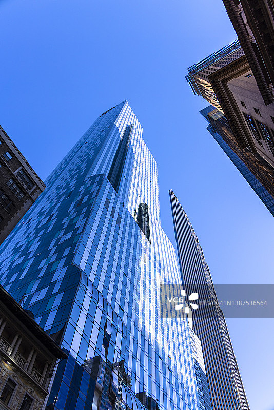 纽约亿万富翁之街的超豪华高层住宅楼图片素材