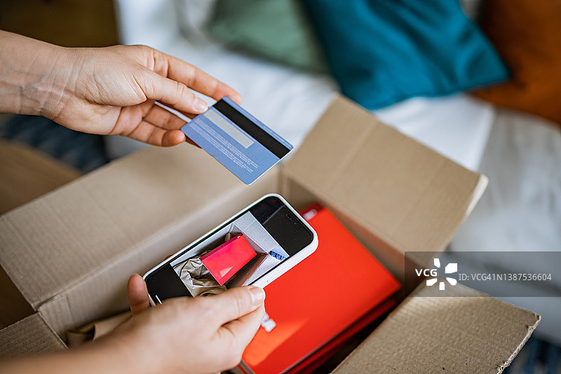 对网上购物感到满意的女人决定再次购买图片素材