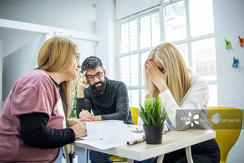 情侣咨询图片素材