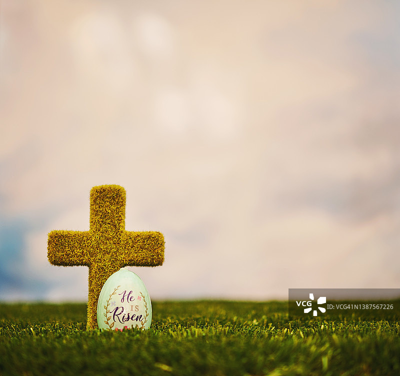 复活节彩蛋十字架，上面写着“他已复活”图片素材
