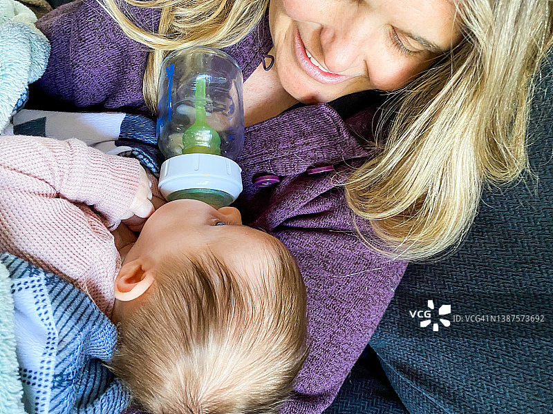 母亲用奶瓶喂婴儿图片素材