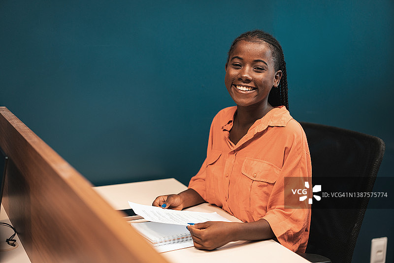 在办公室微笑的商务女人图片素材