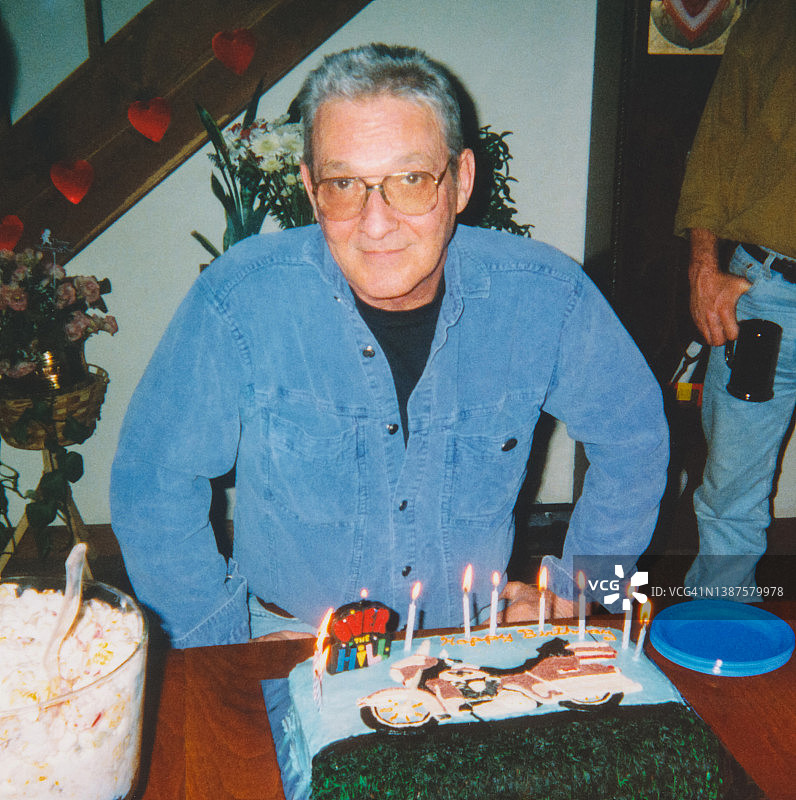 老爸生日派对与怀旧生日蛋糕，2000年代复古家庭照图片素材