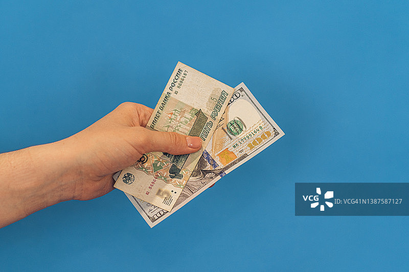 女人手中的卢布和美元图片素材