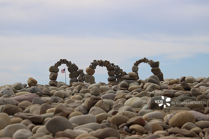 海滩上的岩石拱门图片素材