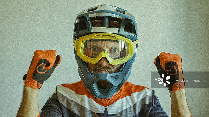 戴着越野头盔的男人图片素材