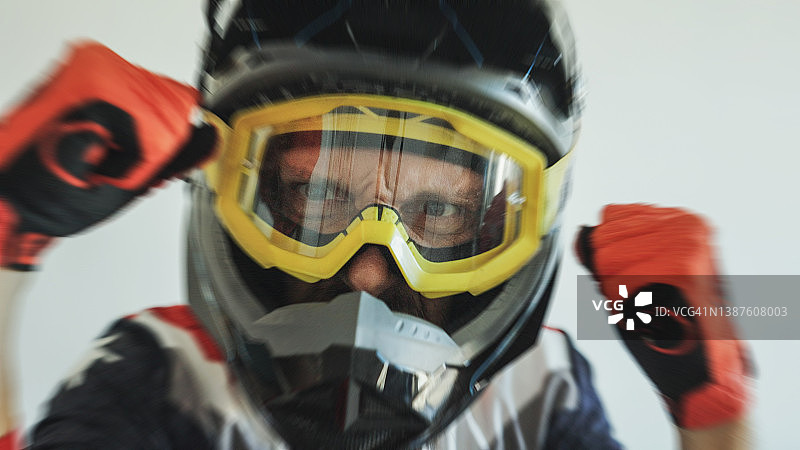 戴着越野头盔的男人图片素材