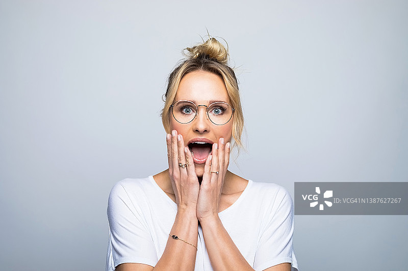张着嘴的惊讶的女人肖像图片素材