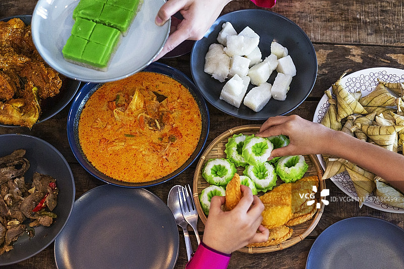 马来糕点和马来菜肴的桌面视角图片素材