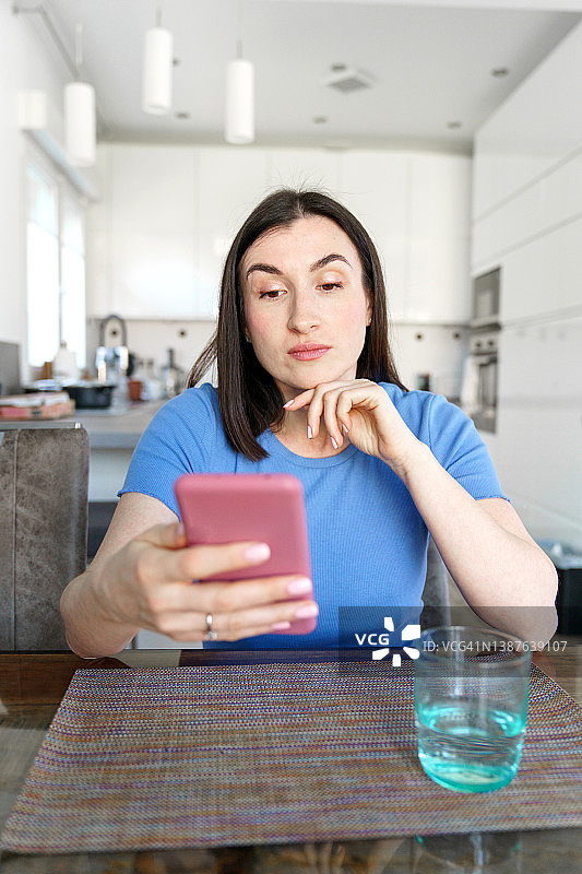 快乐的女人拿着智能手机图片素材