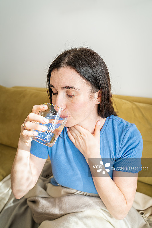 女人嗓子疼图片素材