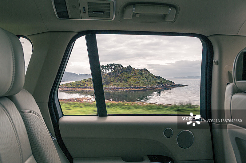 从现代豪华汽车侧窗俯瞰苏格兰高地的梅尔福特湖图片素材