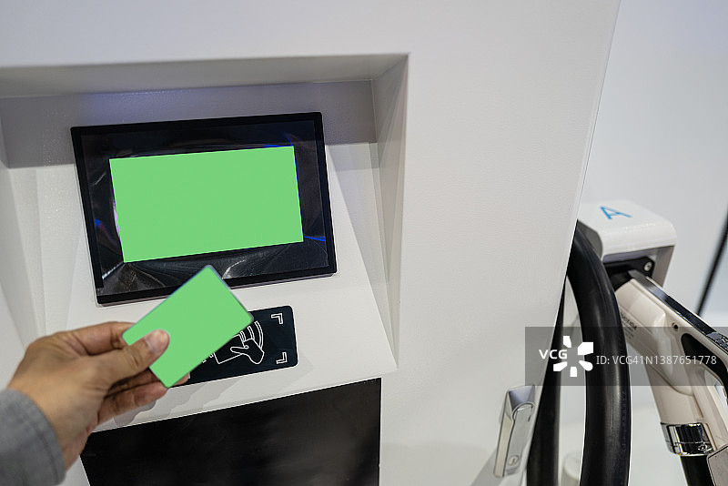 使用信用卡为电动汽车充电并进行非接触式支付图片素材