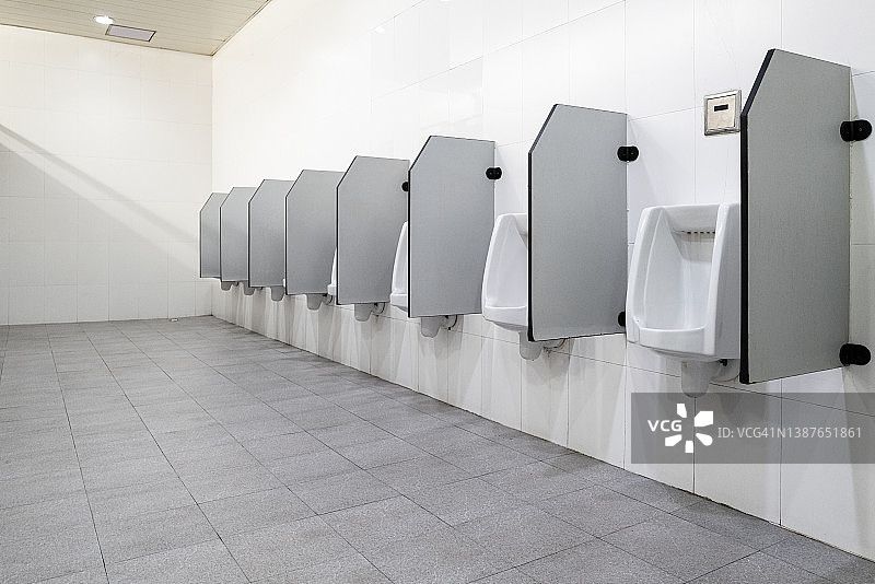 一排男用小便池图片素材