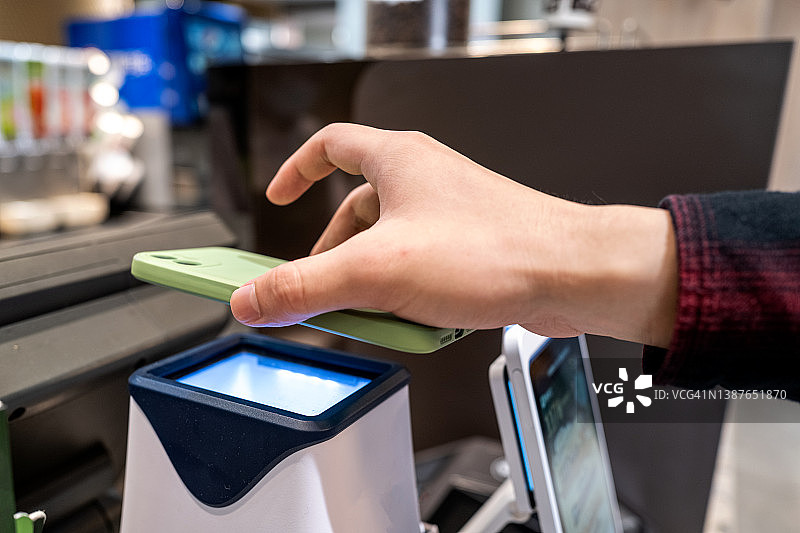 使用智能手机在商店非接触式支付图片素材