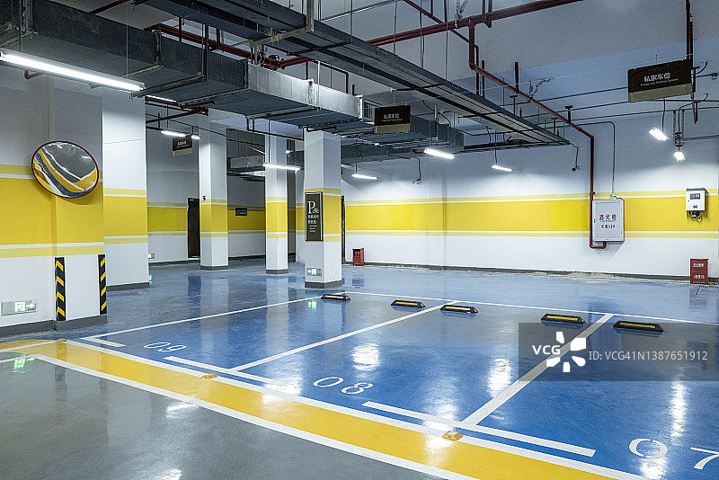 空的地下停车场图片素材