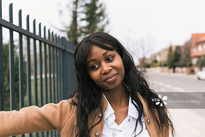 享受一天的非洲裔女孩，穿着休闲装享受一天的迷人女孩特写，户外生活方式图片素材
