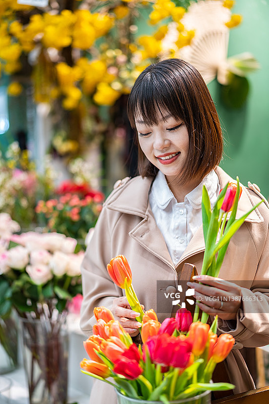 在购物中心购物的年轻亚洲女子图片素材