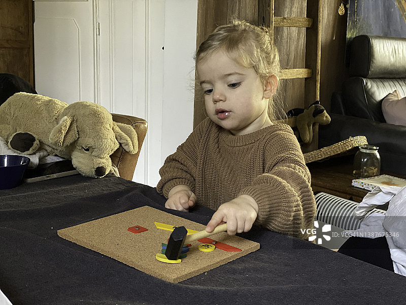 幼儿在桌边玩耍图片素材