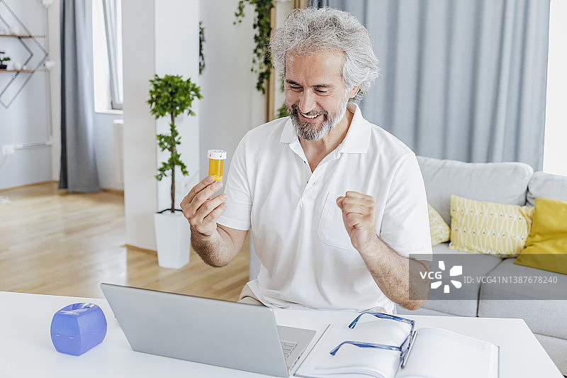 通过视频通话与医生在线交流图片素材