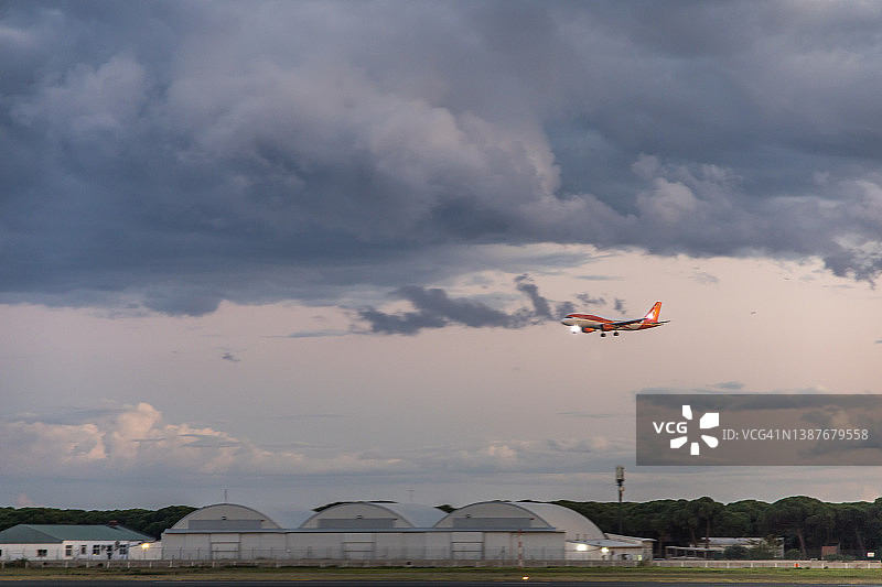 飞机降落于巴塞罗那机场黄昏图片素材