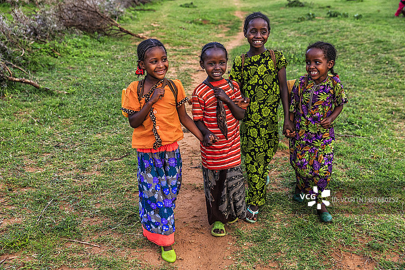 非洲埃塞俄比亚，非洲女孩们从井里打水图片素材