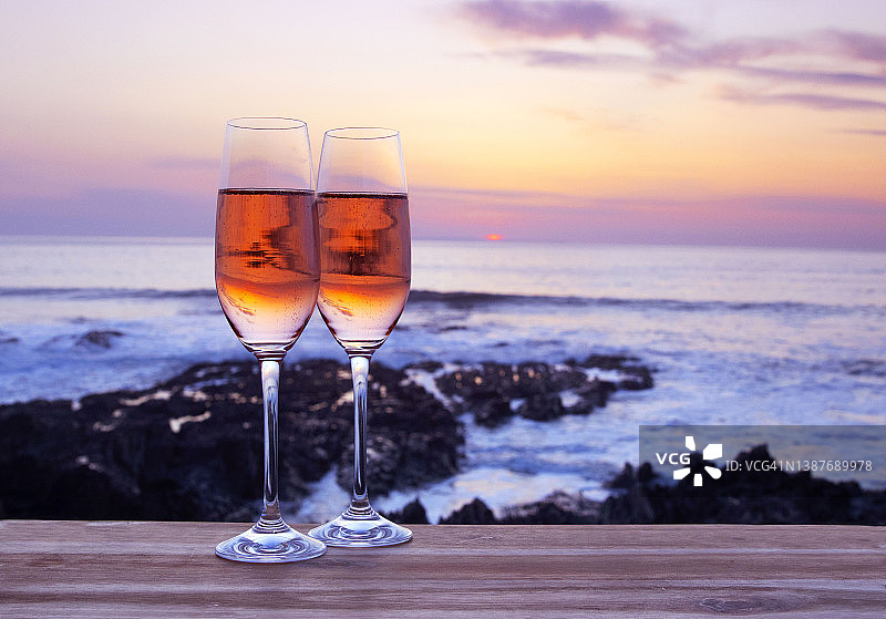 日落前景中的粉色普罗塞克图片素材