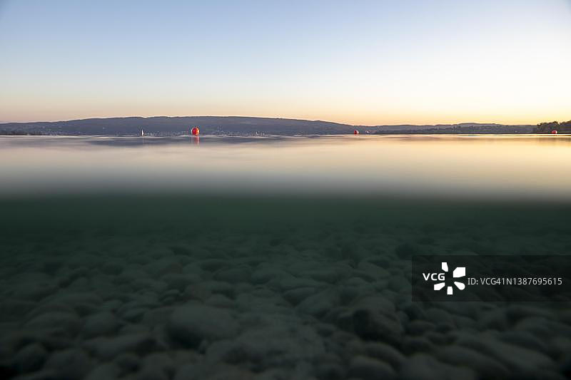 德国康斯坦茨湖底的模糊水面和石头图片素材