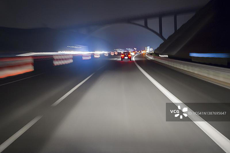 在德国高速公路上从行驶的汽车中看到的夜景图片素材