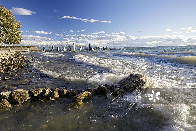 康斯坦茨湖莫蒂默风暴期间的强涌浪，地点：德国巴登-符腾堡州梅尔斯堡哈尔特瑙图片素材