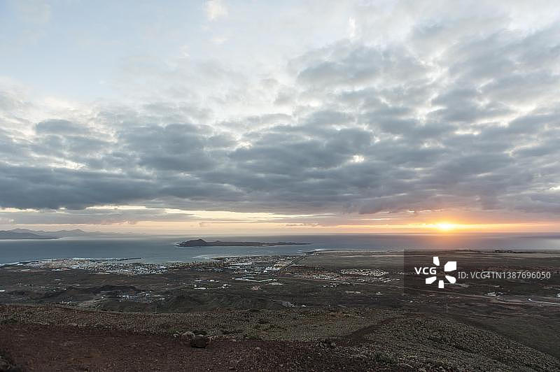 火山巴尤约火山口边缘的日出海景，Corralejo，Islote de Lobos，富埃特文图拉岛，西班牙加那利群岛图片素材