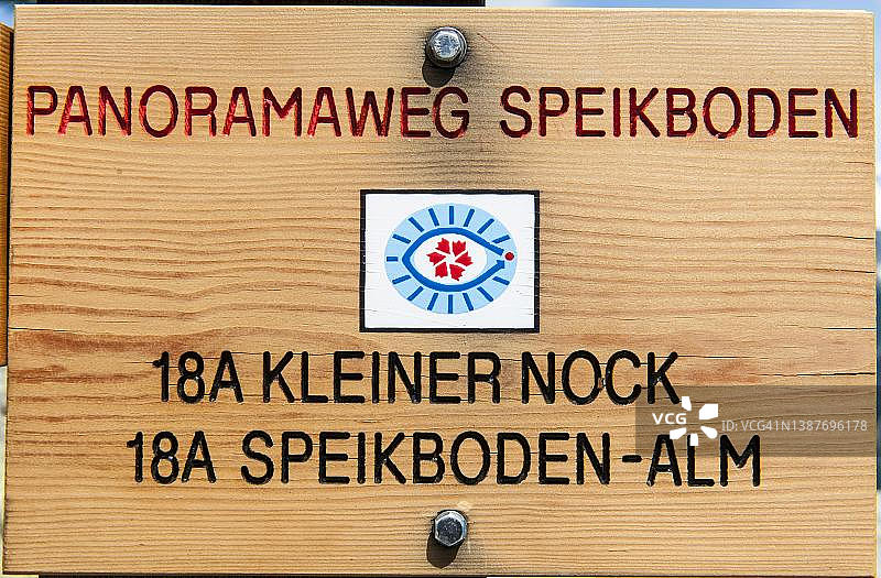 意大利阿尔卑斯山脉木制徒步标志图片素材