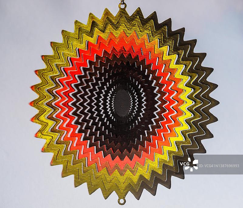 光反射金属轮风铃齿轮轮辋浅色背景黑红金德国图片素材