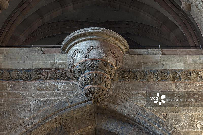 德国巴伐利亚州纽伦堡圣塞巴尔德教堂中的天使雕塑图片素材