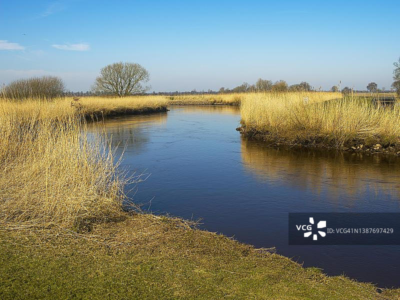 埃姆斯河支流莱达河：近波特斯豪森，德国东弗里斯兰联邦水道图片素材